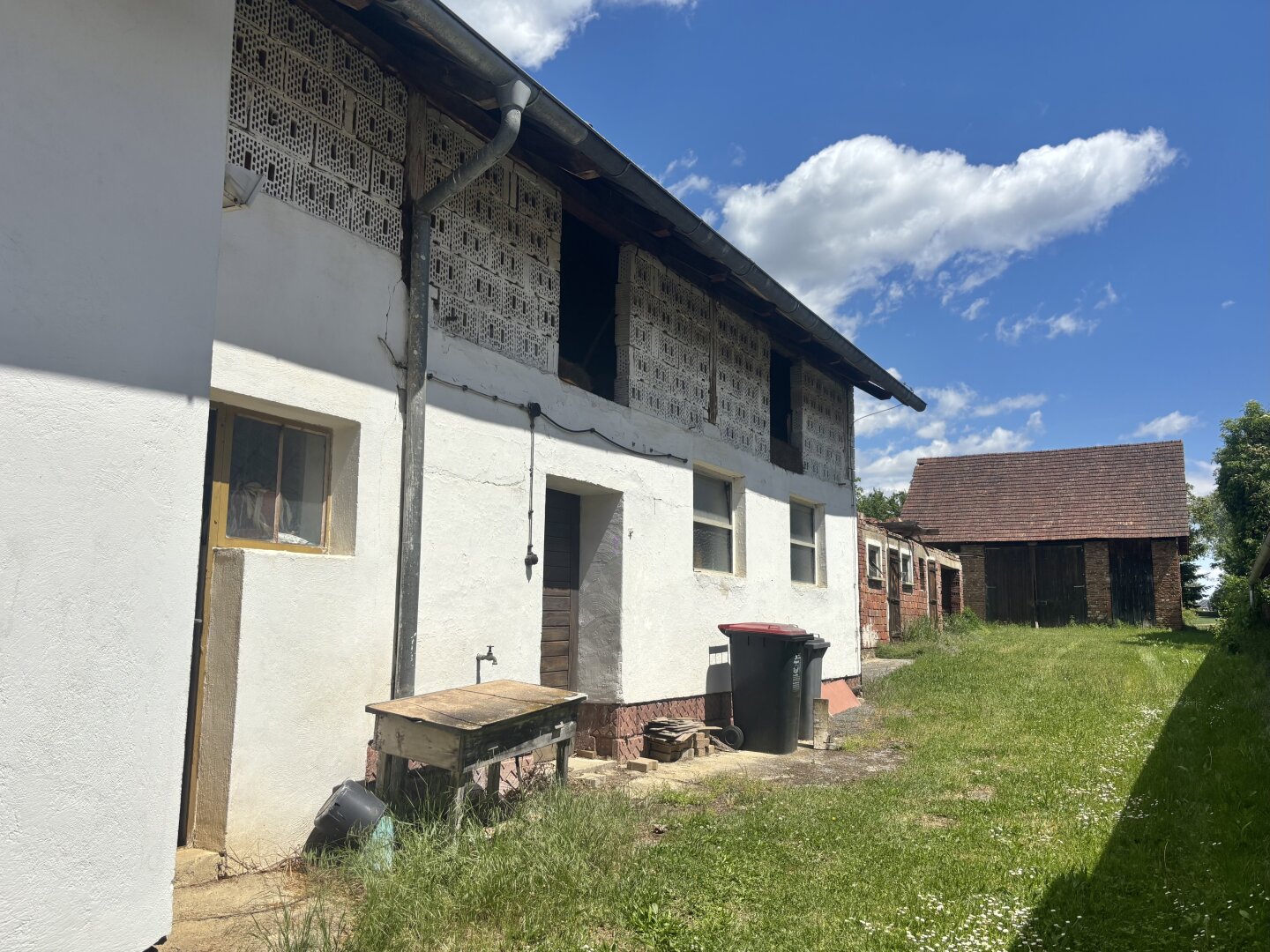 ** ORIGINAL, RUSTIKAL, WOHNLICH **  Strem !! Gepflegtes Wohnhaus in zentraler Ortslage mit Nebengebäuden und ansprechendem Grundstück mit ca. 4.300 m2 !!