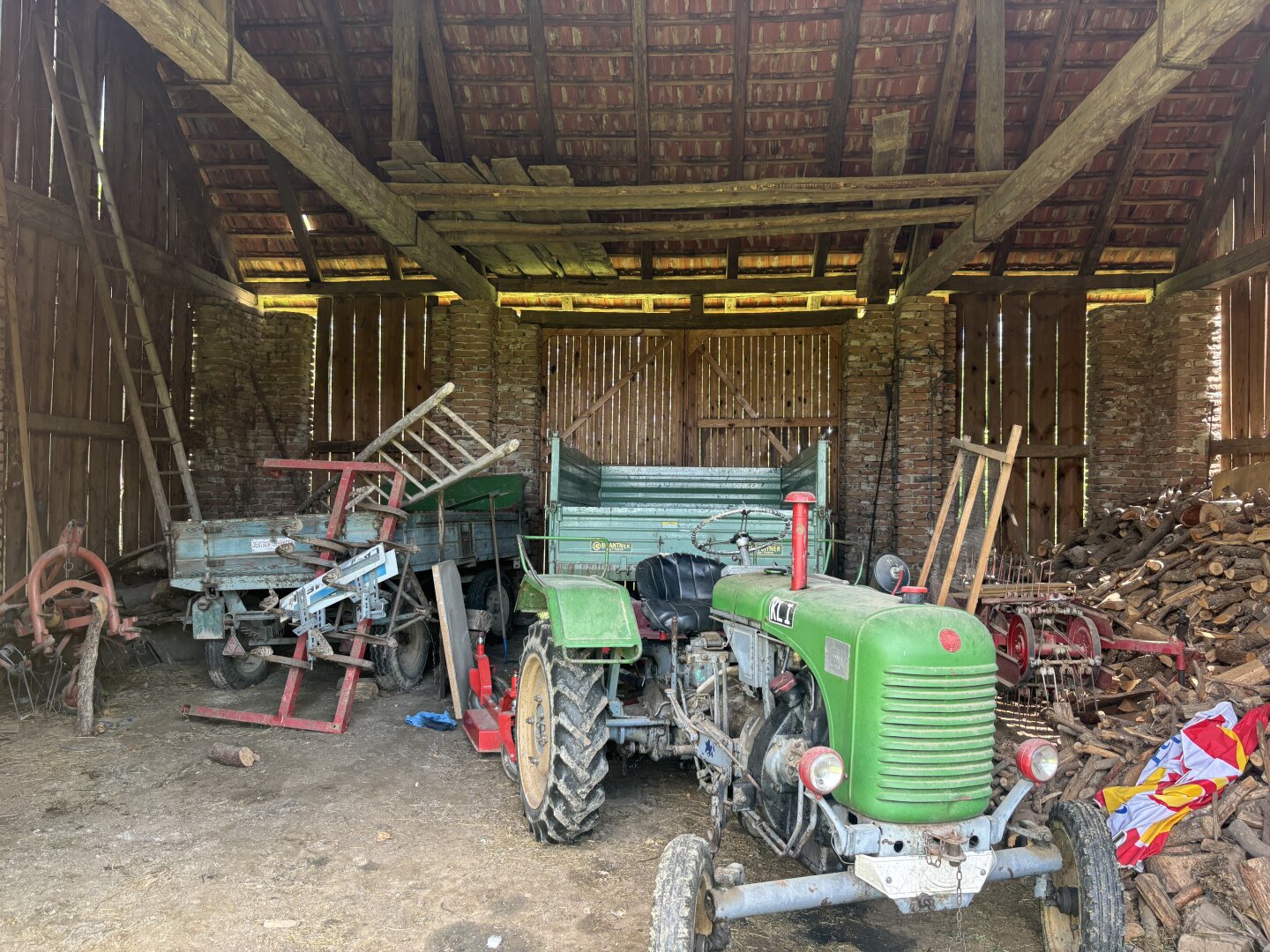 ** ORIGINAL, RUSTIKAL, WOHNLICH **  Strem !! Gepflegtes Wohnhaus in zentraler Ortslage mit Nebengebäuden und ansprechendem Grundstück mit ca. 4.300 m2 !!