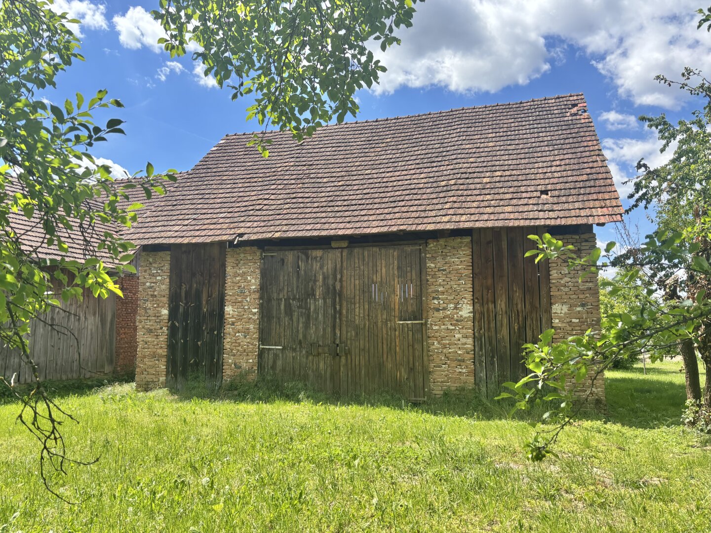** ORIGINAL, RUSTIKAL, WOHNLICH **  Strem !! Gepflegtes Wohnhaus in zentraler Ortslage mit Nebengebäuden und ansprechendem Grundstück mit ca. 4.300 m2 !!