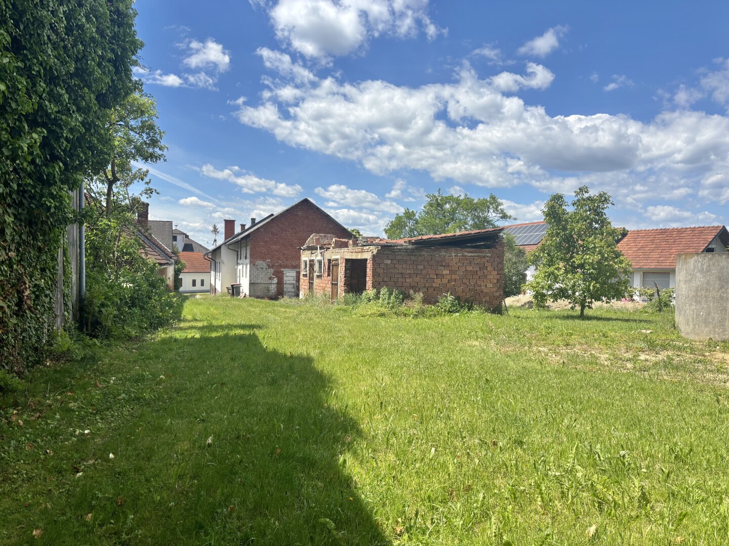 ** ORIGINAL, RUSTIKAL, WOHNLICH **  Strem !! Gepflegtes Wohnhaus in zentraler Ortslage mit Nebengebäuden und ansprechendem Grundstück mit ca. 4.300 m2 !!