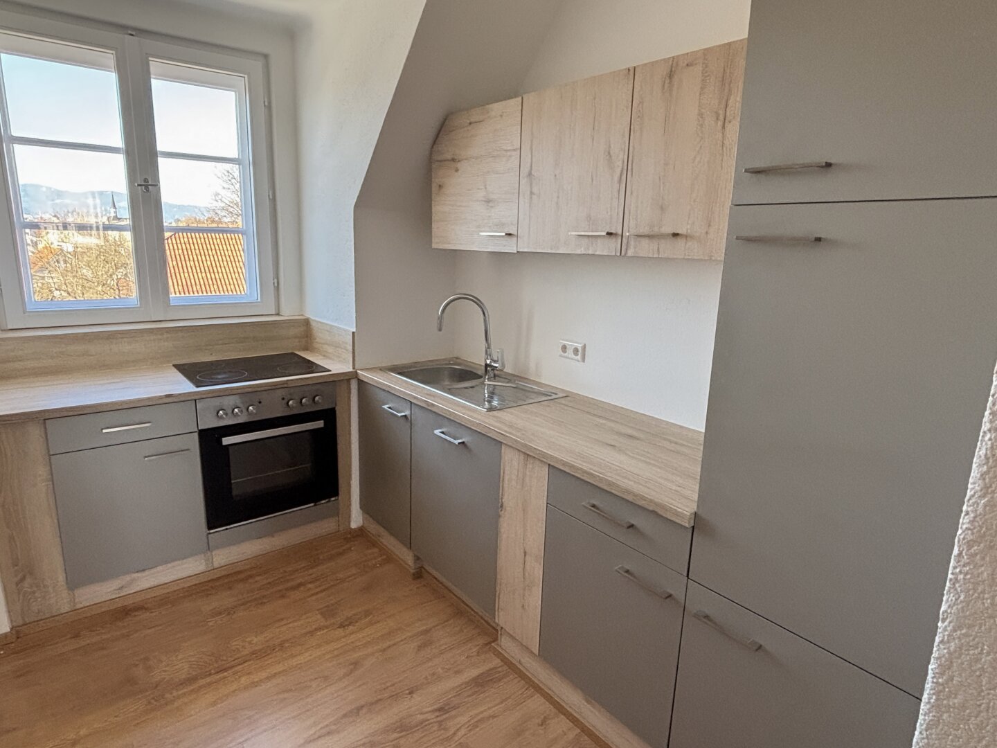 Helle, sanierte Dachgeschoßwohnung mit Fernblick