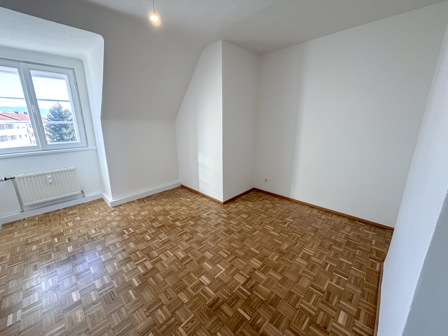 Helle, sanierte Dachgeschoßwohnung mit Fernblick