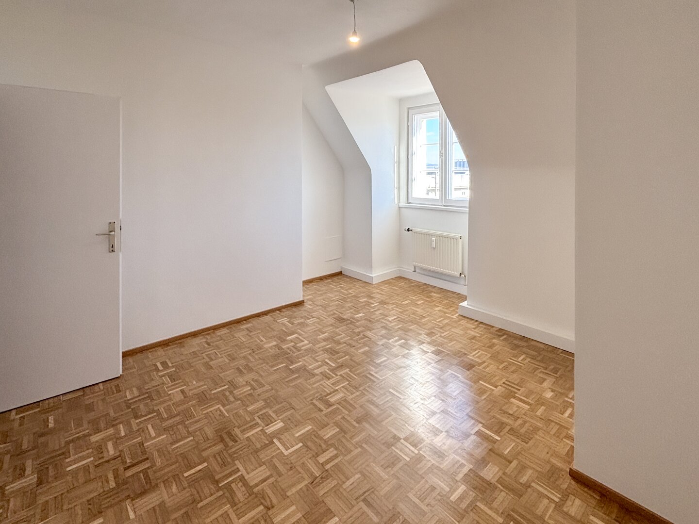 Helle, sanierte Dachgeschoßwohnung mit Fernblick
