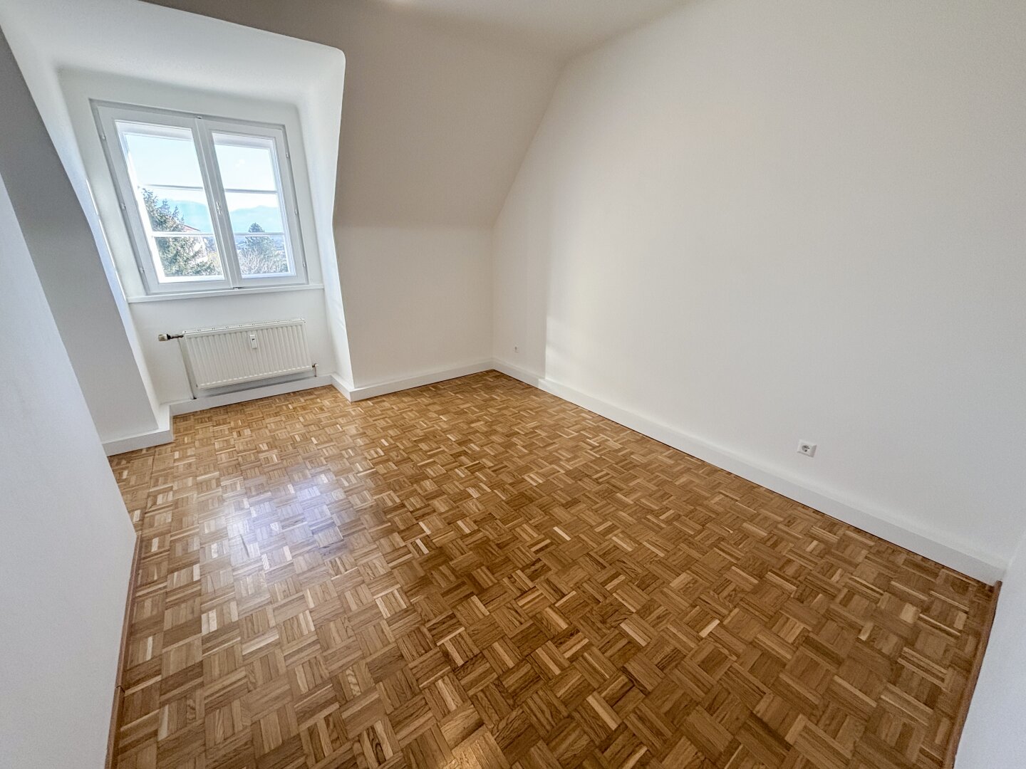 Helle, sanierte Dachgeschoßwohnung mit Fernblick