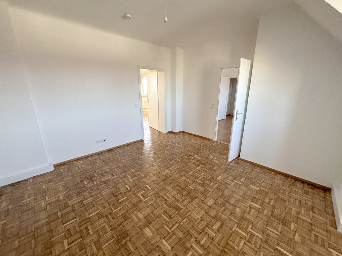 SANIERT: Dachgeschoßwohnung mit Ausblick