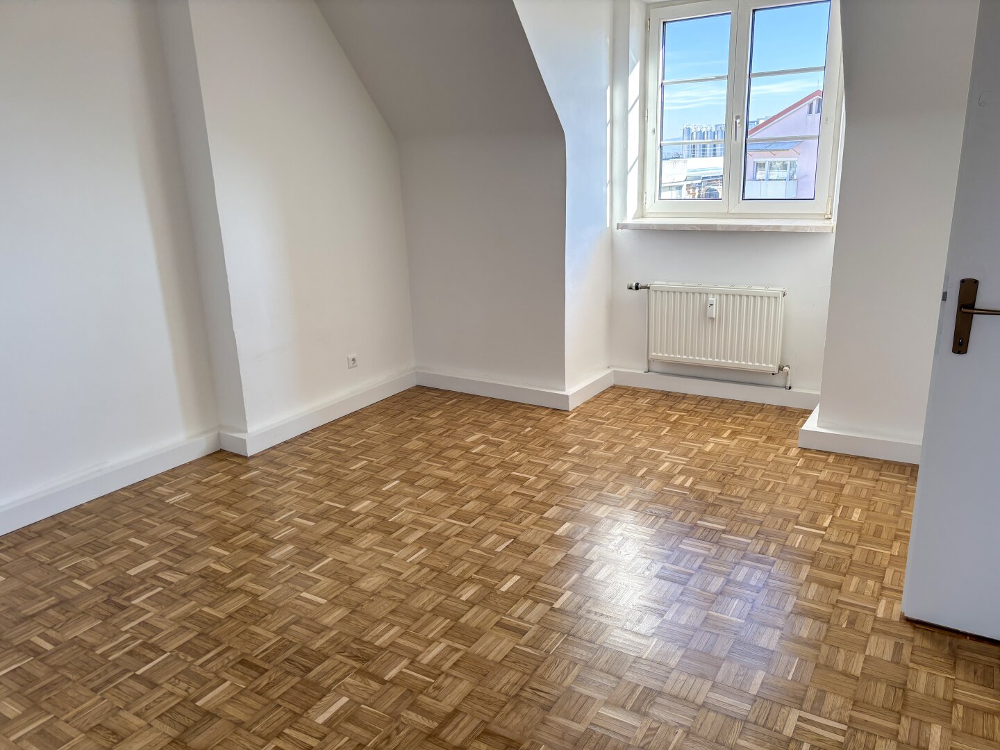 SANIERT: Dachgeschoßwohnung mit Ausblick