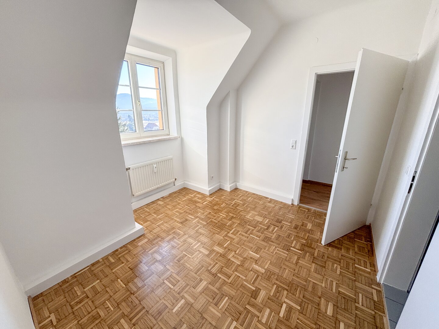 SANIERT: Dachgeschoßwohnung mit Ausblick