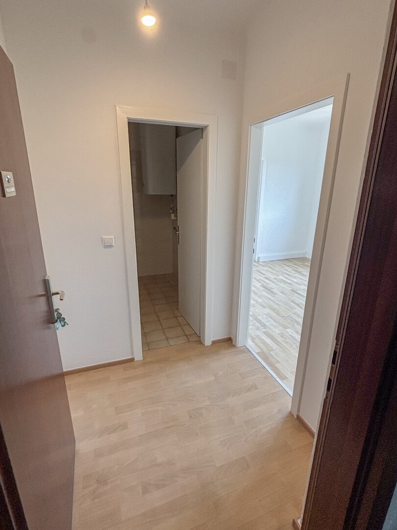Teilsanierte, preiswerte Wohnung