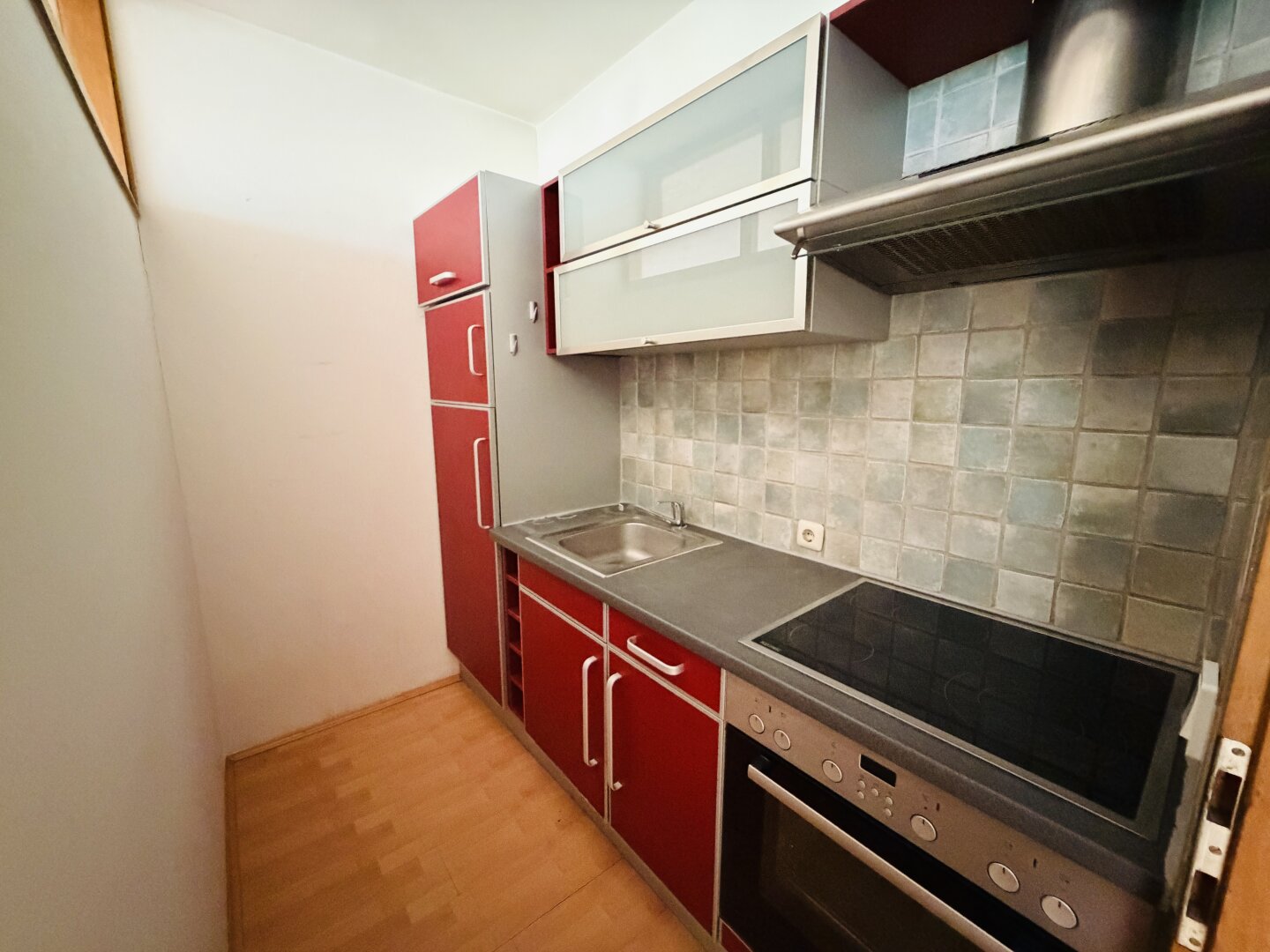 Studentenhit in 8010 Graz: Gemütliche Singlewohnung mit sonniger Loggia und Parkplatzmöglichkeit