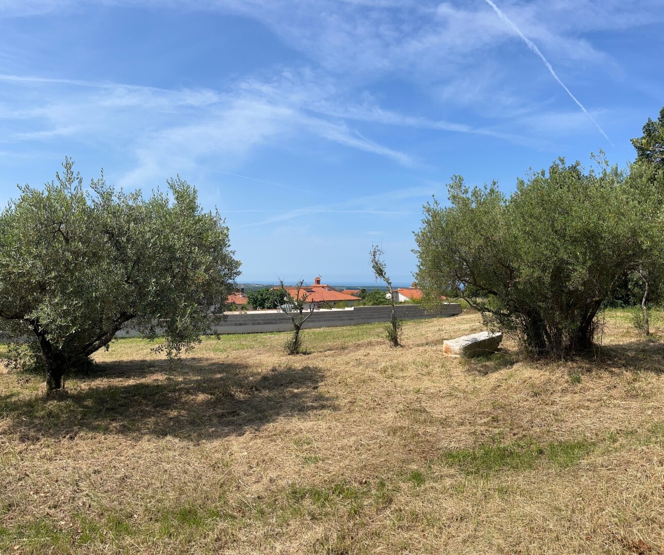 Sehr schöne und ruhige Lage, Lage, Lage - eines der letzten Baugrundstücke in Kastelir mit Meerblick