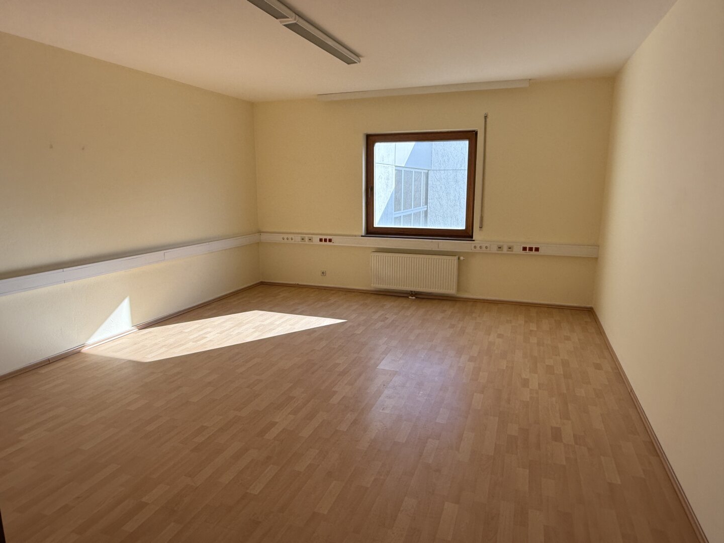 ca. 200 m² große Büroräumlichkeiten günstig zu vermieten
