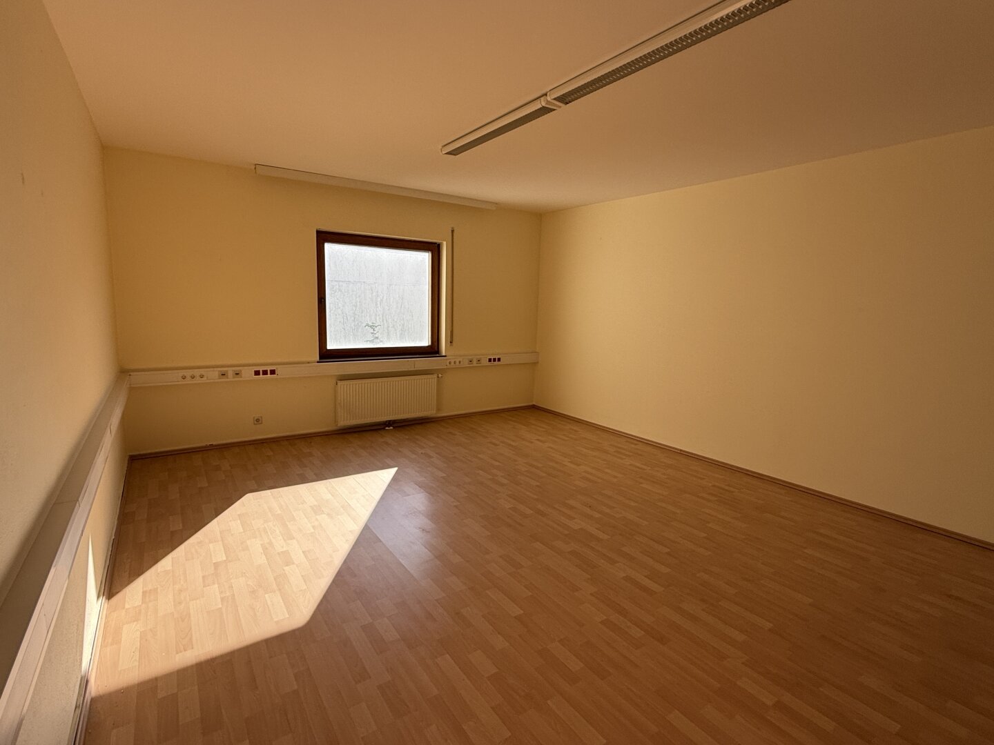 ca. 200 m² große Büroräumlichkeiten günstig zu vermieten