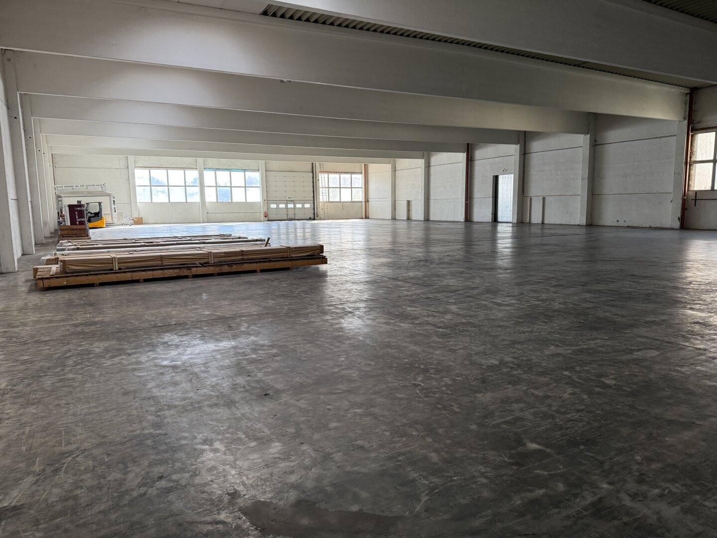 große Lagerhalle mit ca. 5,6 Meter durchgehender Höhe zu vermieten