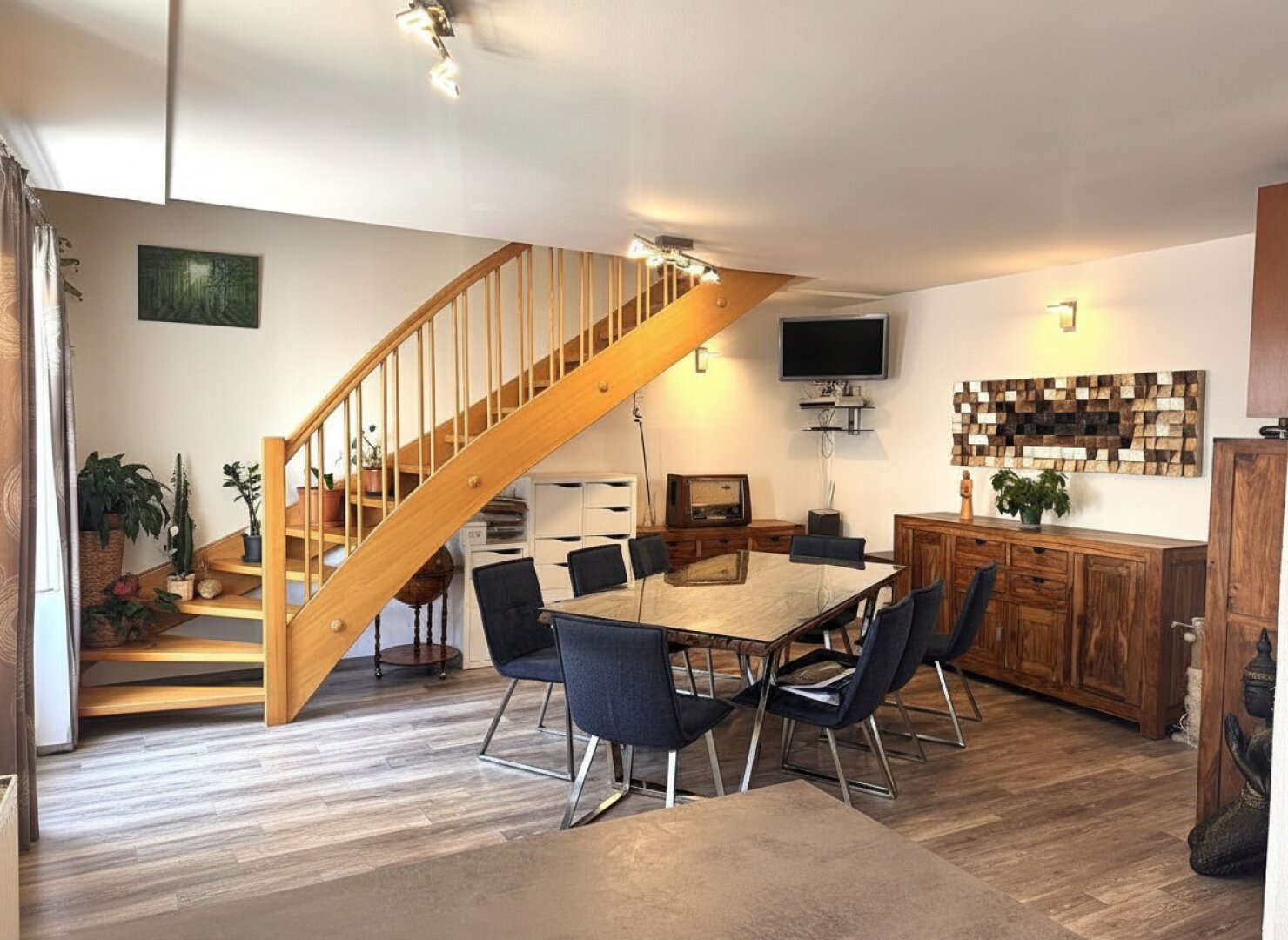 Blick von Küche in Esszimmer
