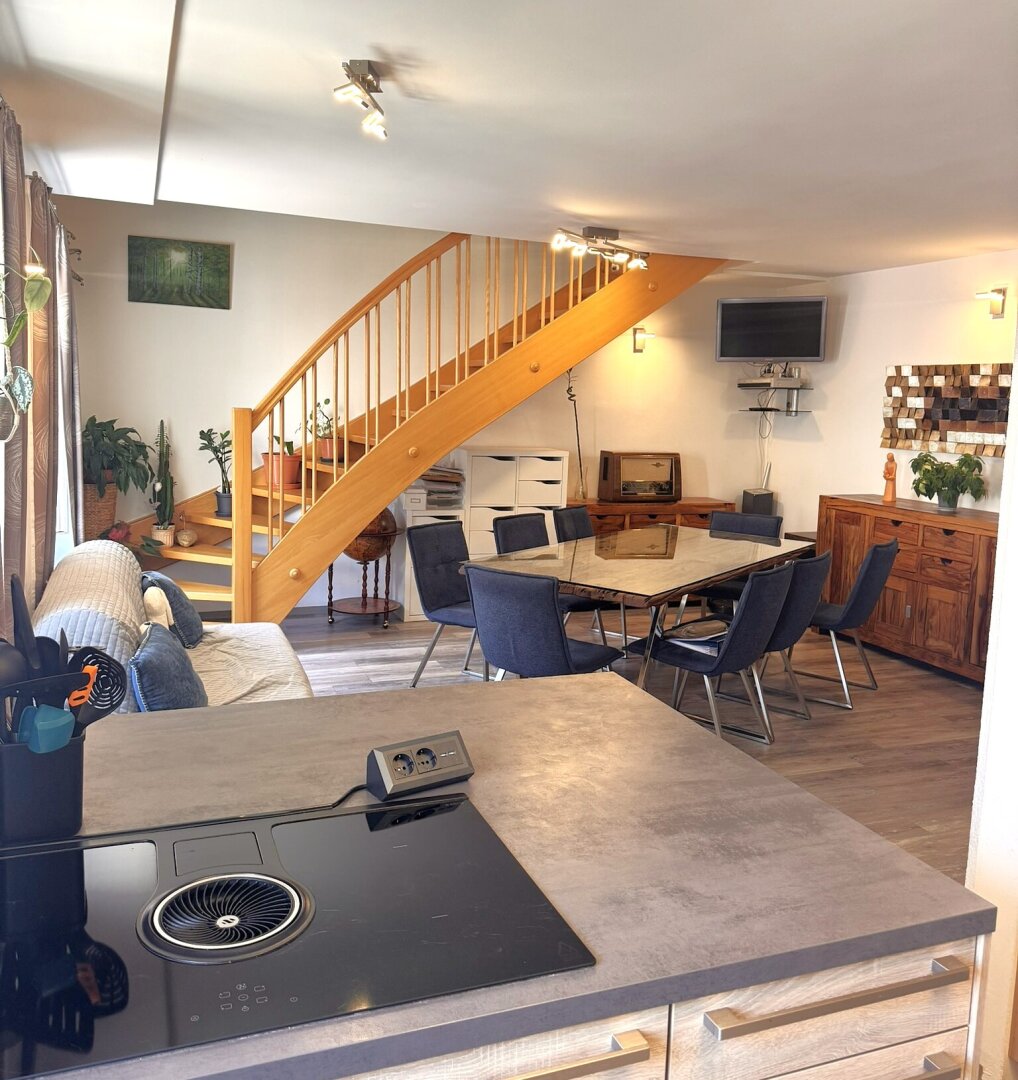 Blick von Einbauküche ins Esszimmer