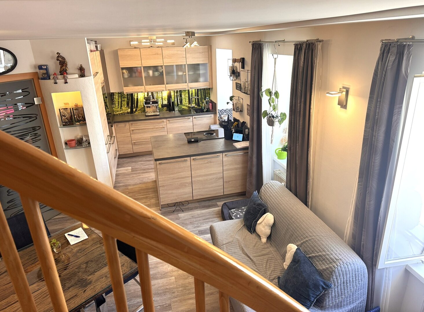 Blick ins Esszimmer mit Einbauküche