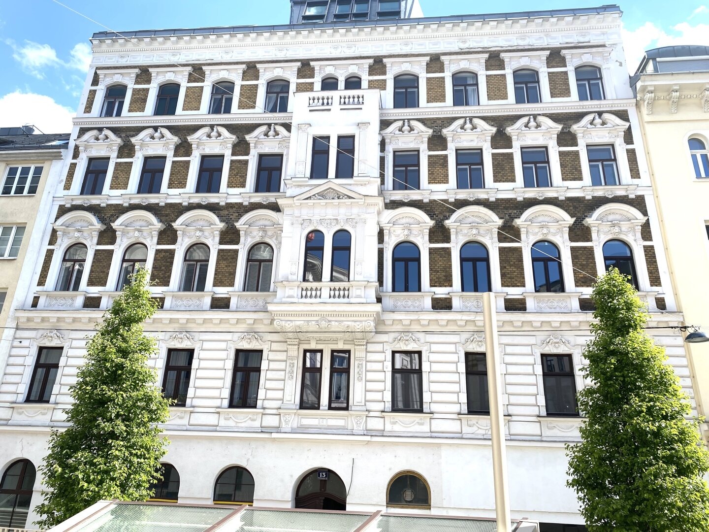 TOP AUSGESTATTETE ALTBAUWOHNUNG MIT GROSSEM BALKON - INNENHOFLAGE