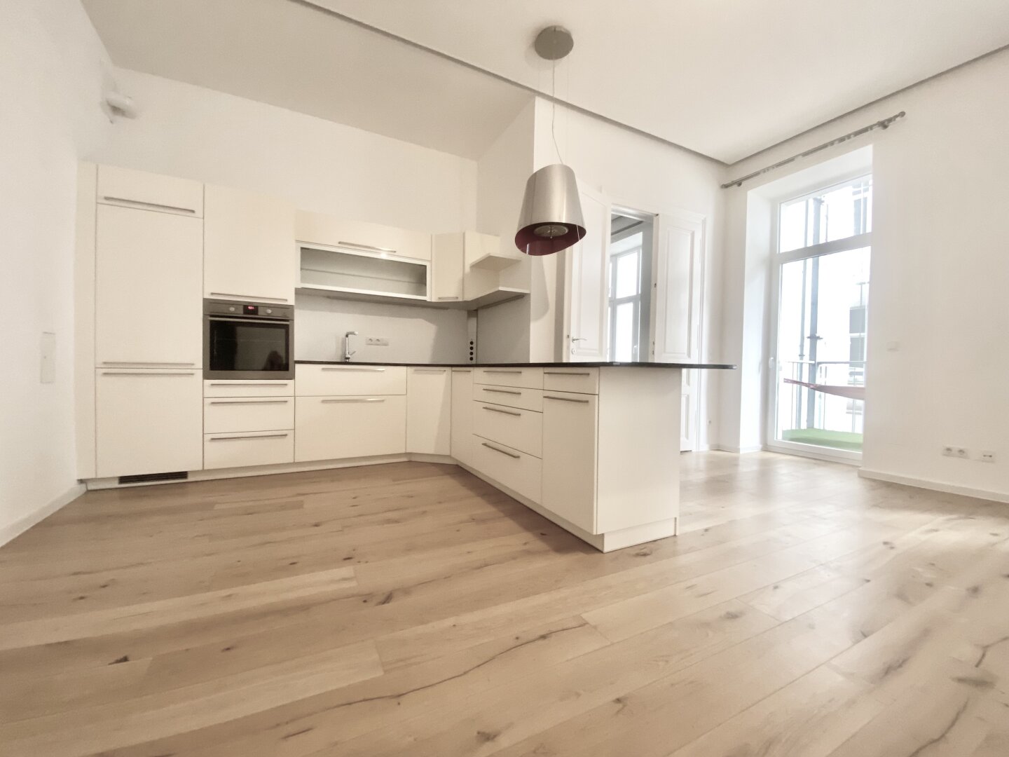 TOP AUSGESTATTETE ALTBAUWOHNUNG MIT GROSSEM BALKON - INNENHOFLAGE