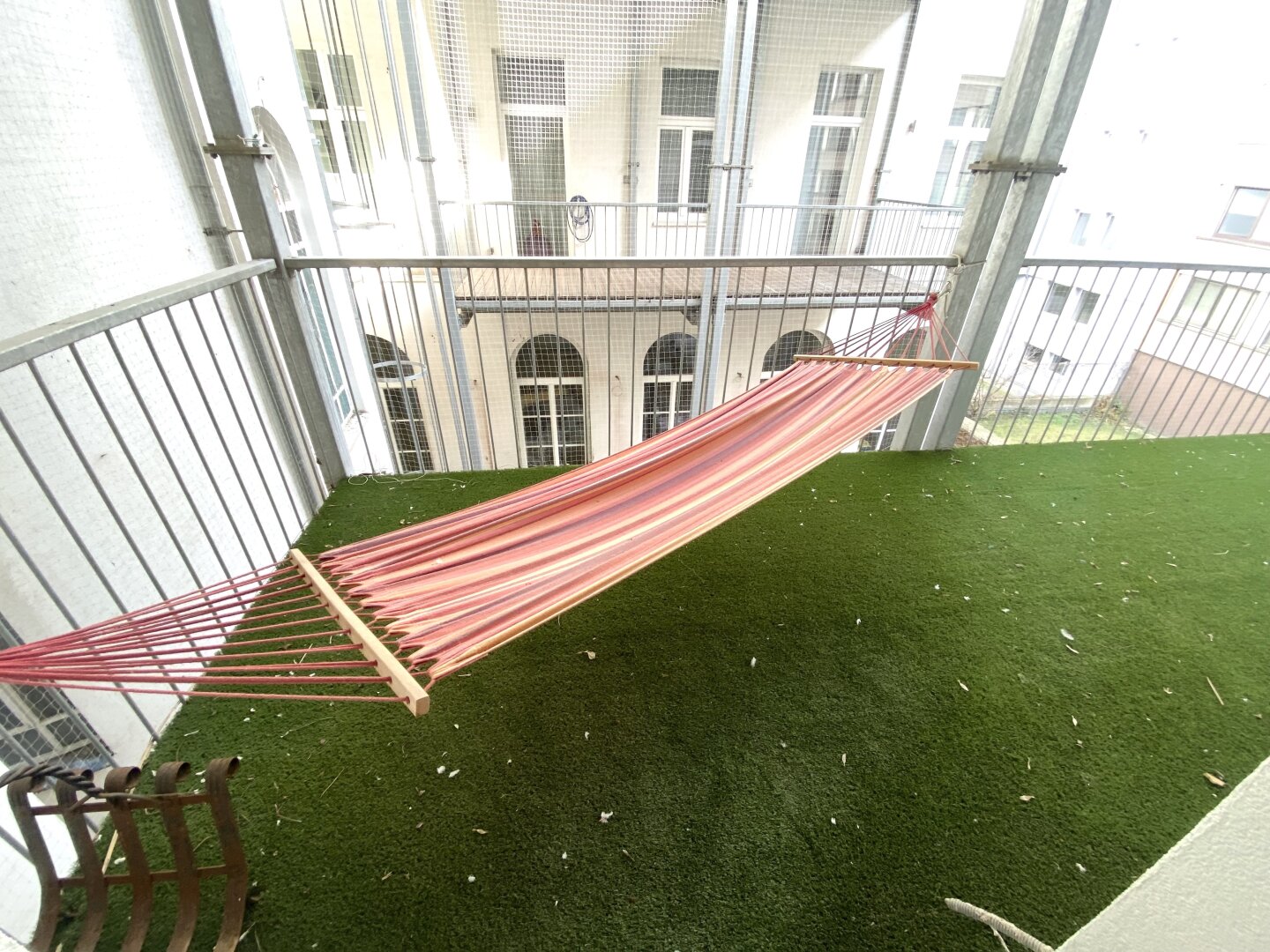 TOP AUSGESTATTETE ALTBAUWOHNUNG MIT GROSSEM BALKON - INNENHOFLAGE