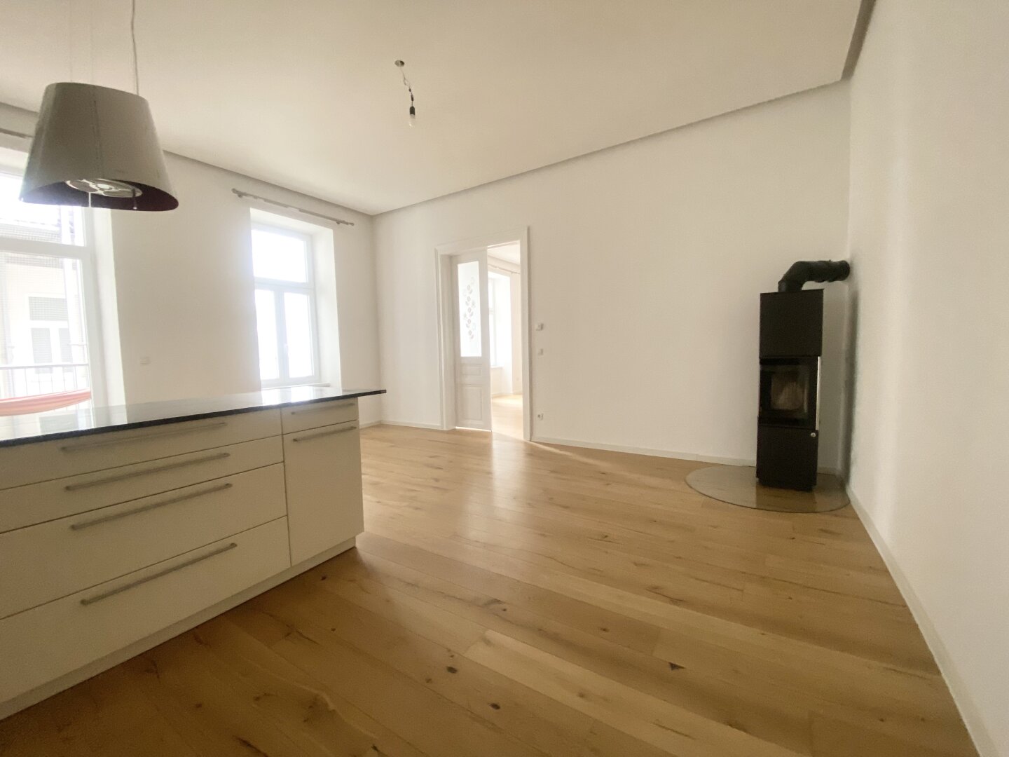 TOP AUSGESTATTETE ALTBAUWOHNUNG MIT GROSSEM BALKON - INNENHOFLAGE