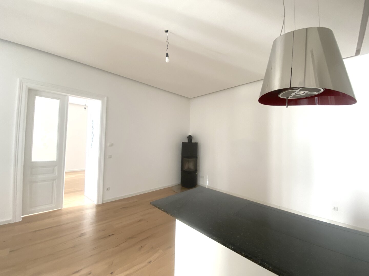 TOP AUSGESTATTETE ALTBAUWOHNUNG MIT GROSSEM BALKON - INNENHOFLAGE