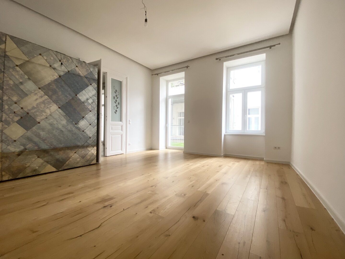 TOP AUSGESTATTETE ALTBAUWOHNUNG MIT GROSSEM BALKON - INNENHOFLAGE