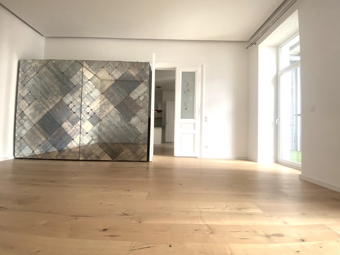 TOP AUSGESTATTETE ALTBAUWOHNUNG MIT GROSSEM BALKON - INNENHOFLAGE