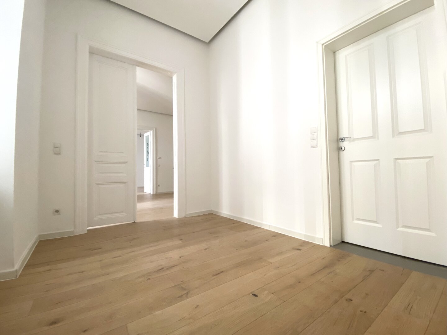 TOP AUSGESTATTETE ALTBAUWOHNUNG MIT GROSSEM BALKON - INNENHOFLAGE