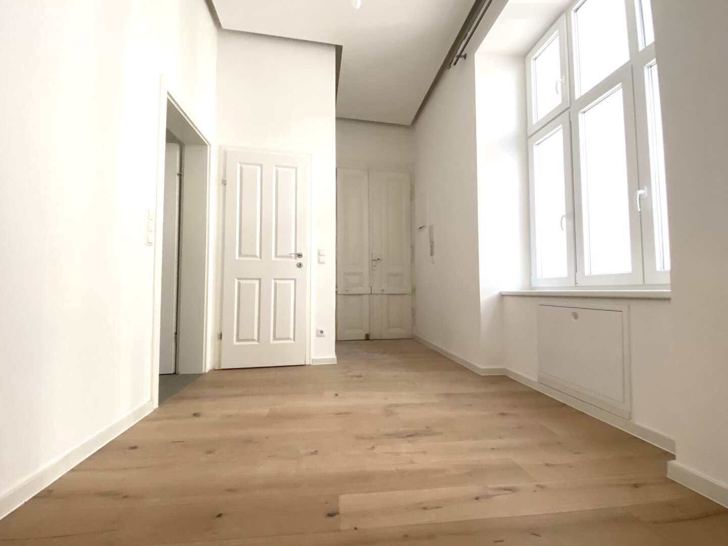 TOP AUSGESTATTETE ALTBAUWOHNUNG MIT GROSSEM BALKON - INNENHOFLAGE