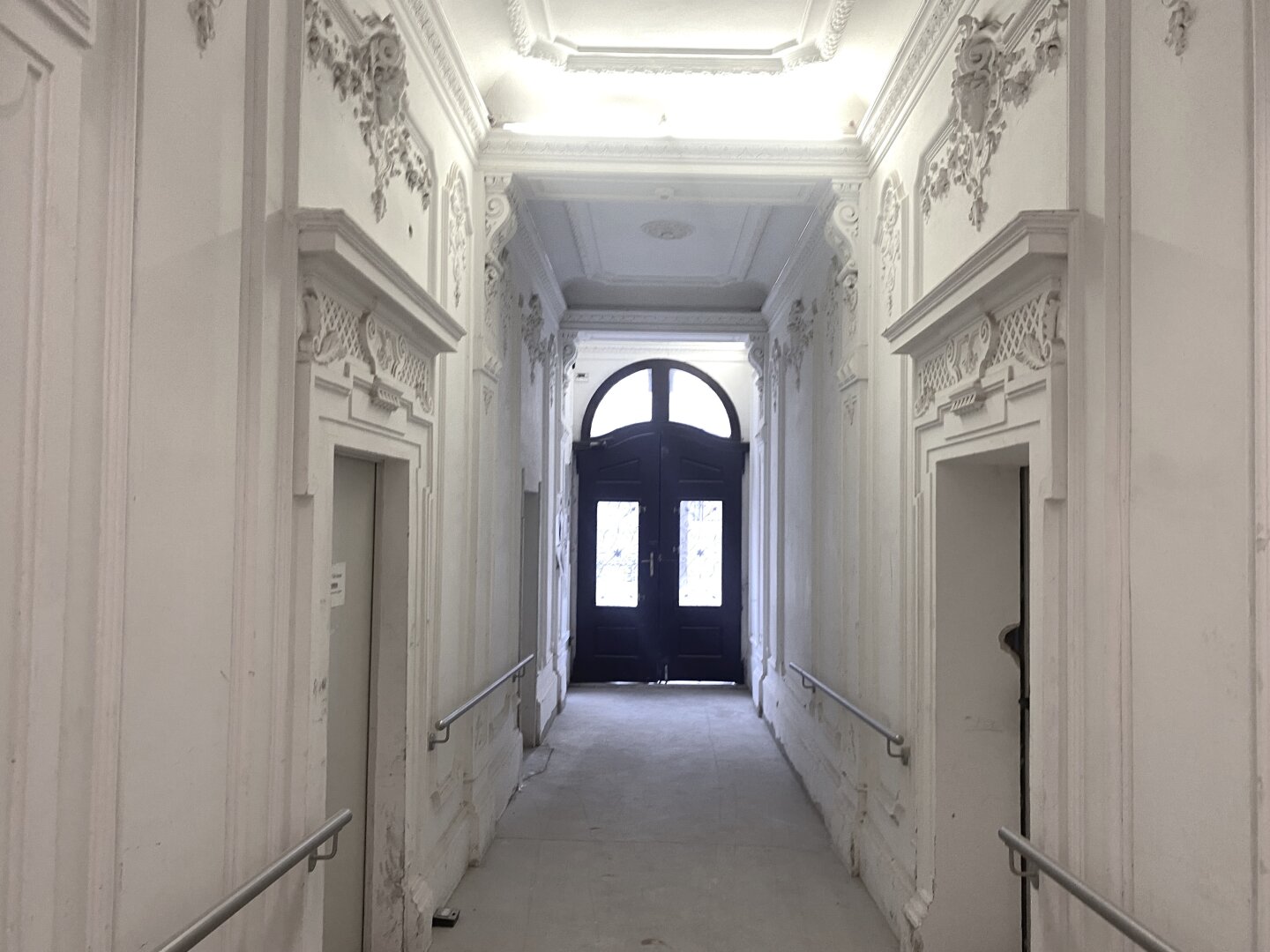 TOP AUSGESTATTETE ALTBAUWOHNUNG MIT GROSSEM BALKON - INNENHOFLAGE