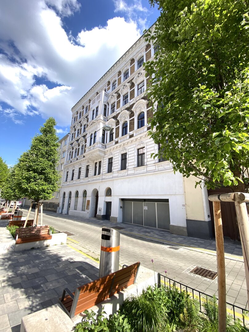 TOP AUSGESTATTETE ALTBAUWOHNUNG MIT GROSSEM BALKON - INNENHOFLAGE