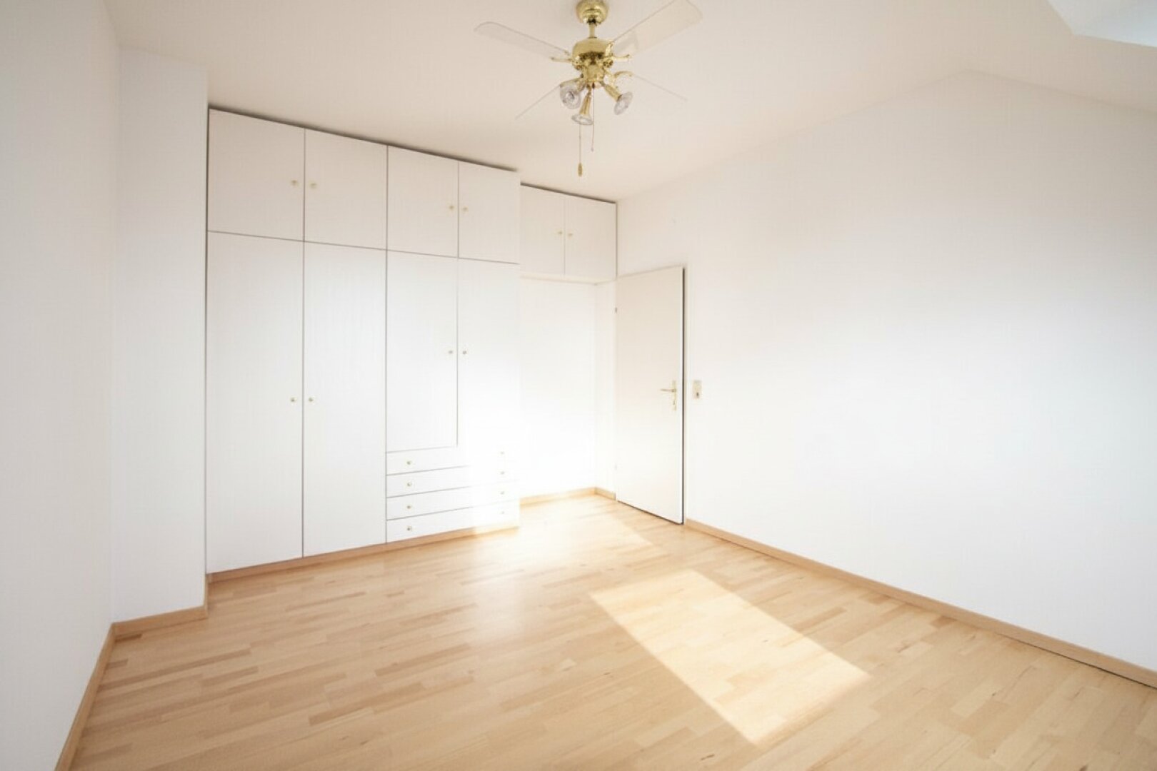 Schlafzimmer mit Einbauschrank
