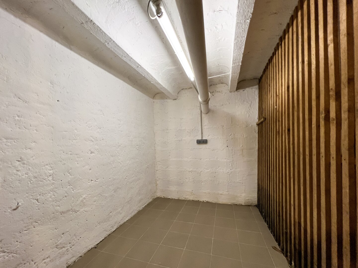 großes Kellerabteil mit Licht und Steckdosen