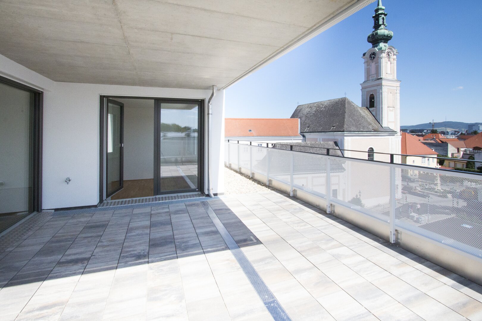 großzügige Terrasse mit Blick nach Osten zur Minoritenkirche