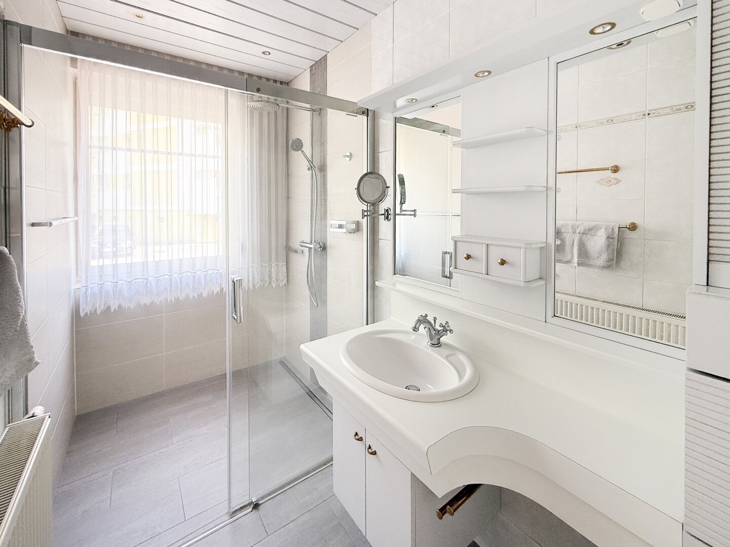 Badezimmer mit Walk-In-Dusche