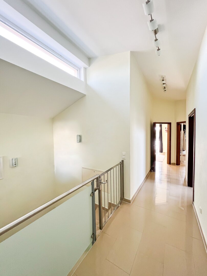 Neuwertiges modernes Einfamilienhaus mit 616 m2 Grundstück in Eßling! Direkte Busverbindung zur U2