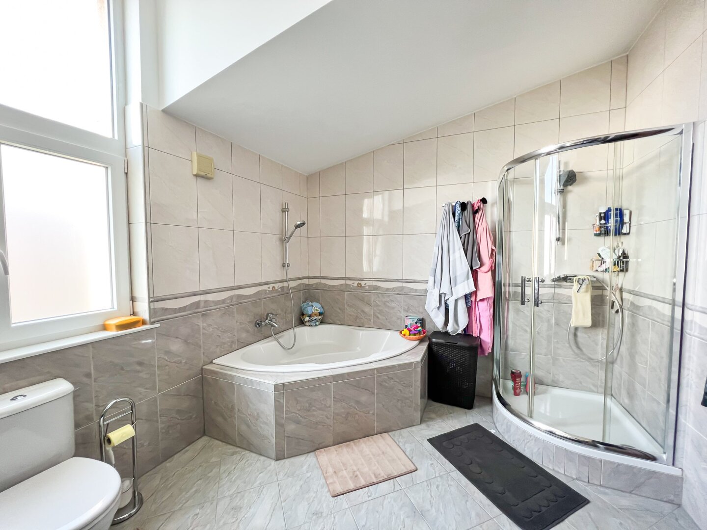 Neuwertiges modernes Einfamilienhaus mit 616 m2 Grundstück in Eßling! Direkte Busverbindung zur U2