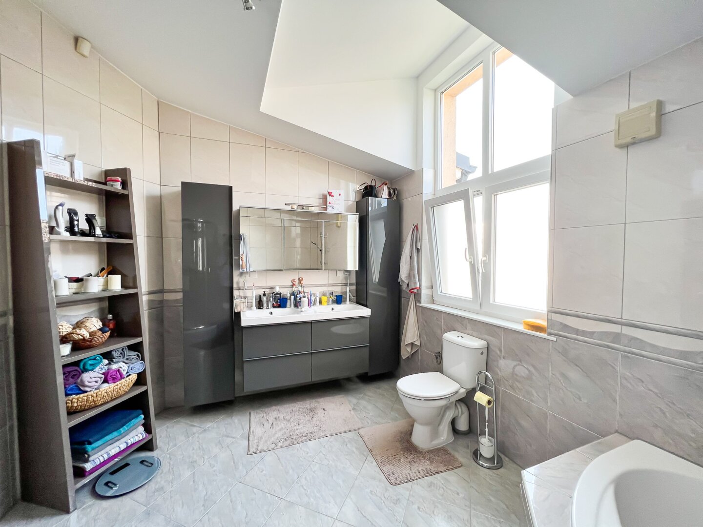 Neuwertiges modernes Einfamilienhaus mit 616 m2 Grundstück in Eßling! Direkte Busverbindung zur U2