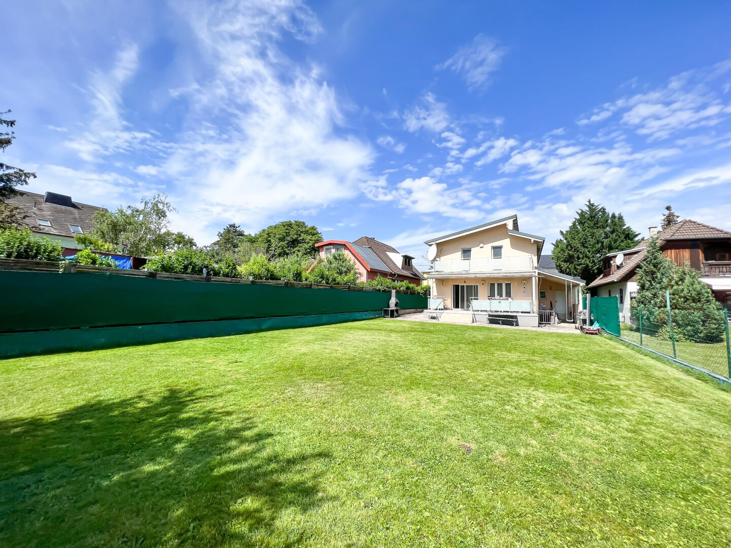 Neuwertiges modernes Einfamilienhaus mit 616 m2 Grundstück in Eßling! Direkte Busverbindung zur U2