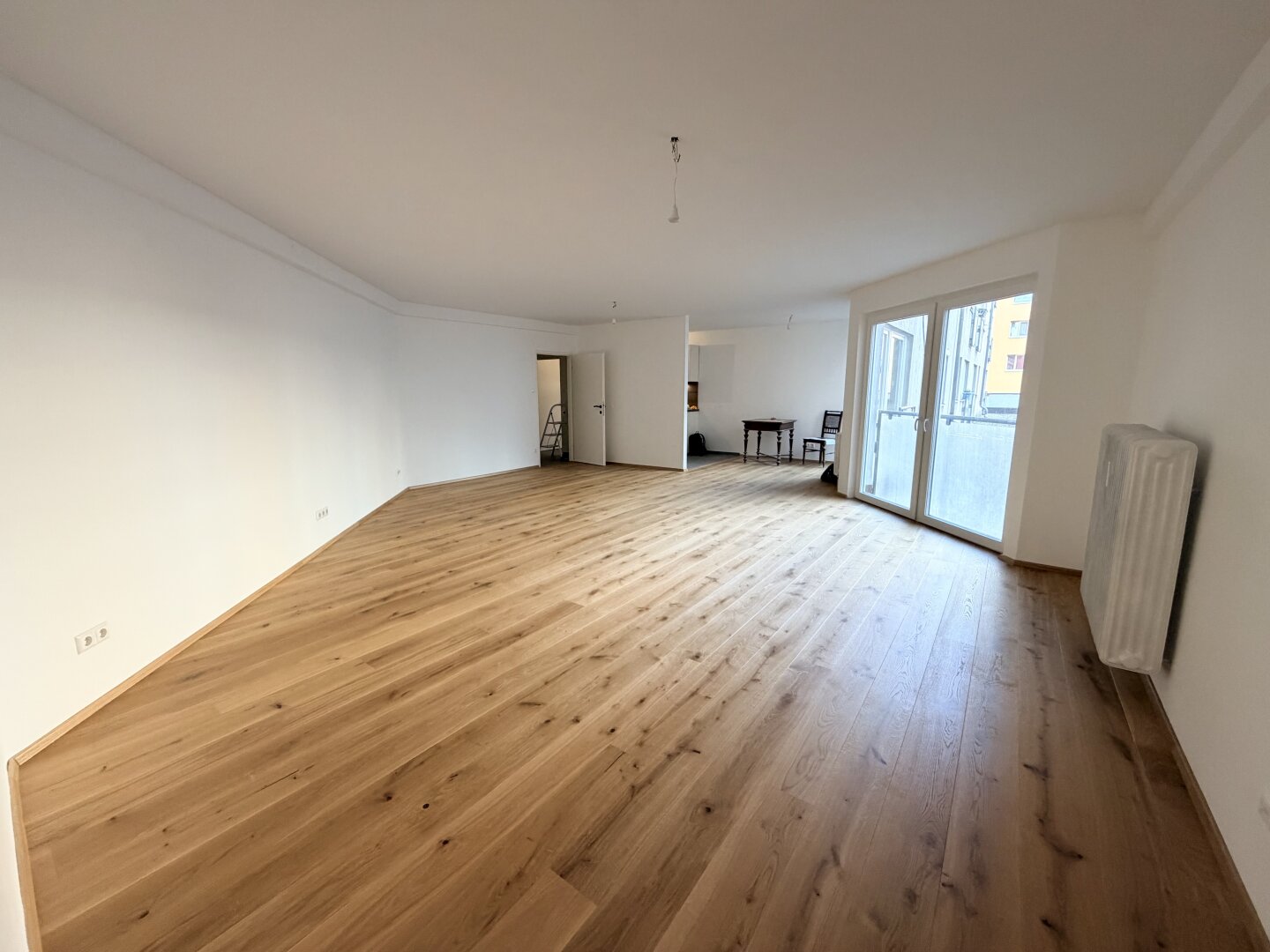Erstbezug nach Sanierung! 105 m2 große ruhige 3-Zimmer Wohnung mit großzügigem Wohnzimmer zu vermieten!