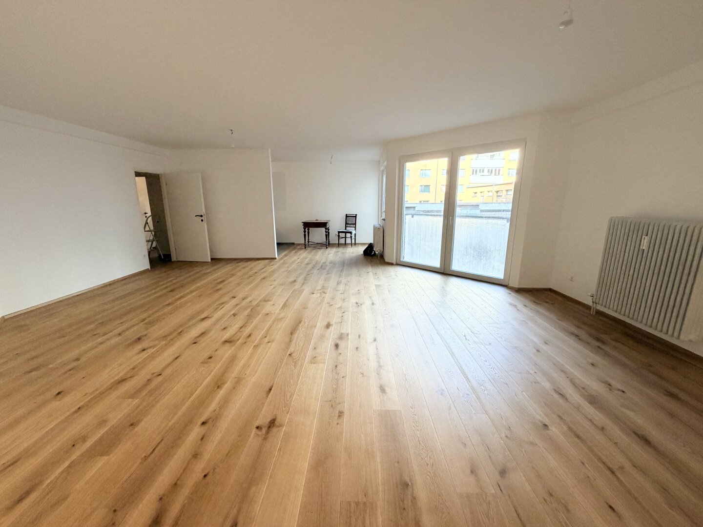 Erstbezug nach Sanierung! 105 m2 große ruhige 3-Zimmer Wohnung mit großzügigem Wohnzimmer zu vermieten!