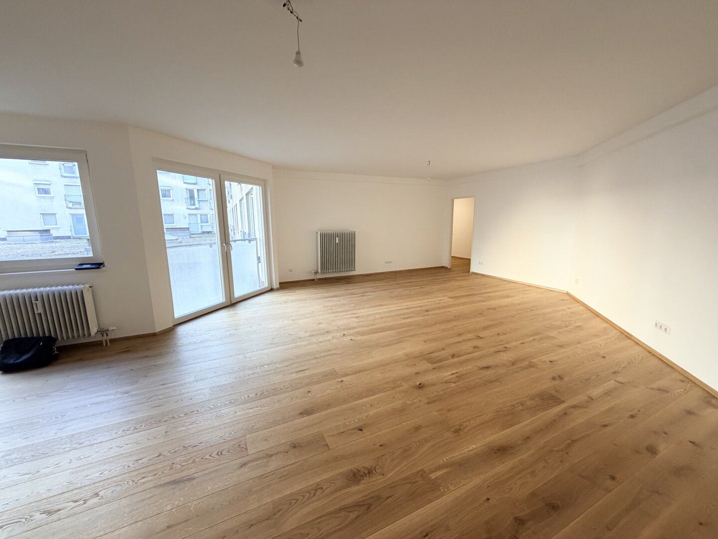 Erstbezug nach Sanierung! 105 m2 große ruhige 3-Zimmer Wohnung mit großzügigem Wohnzimmer zu vermieten!