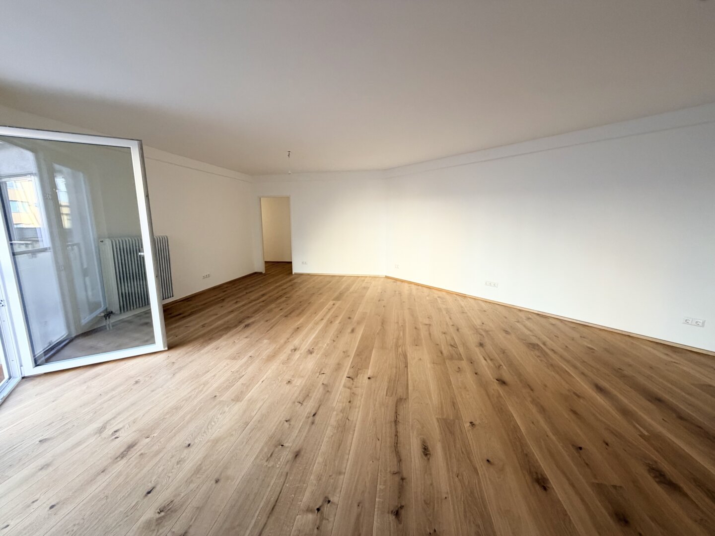 Erstbezug nach Sanierung! 105 m2 große ruhige 3-Zimmer Wohnung mit großzügigem Wohnzimmer zu vermieten!