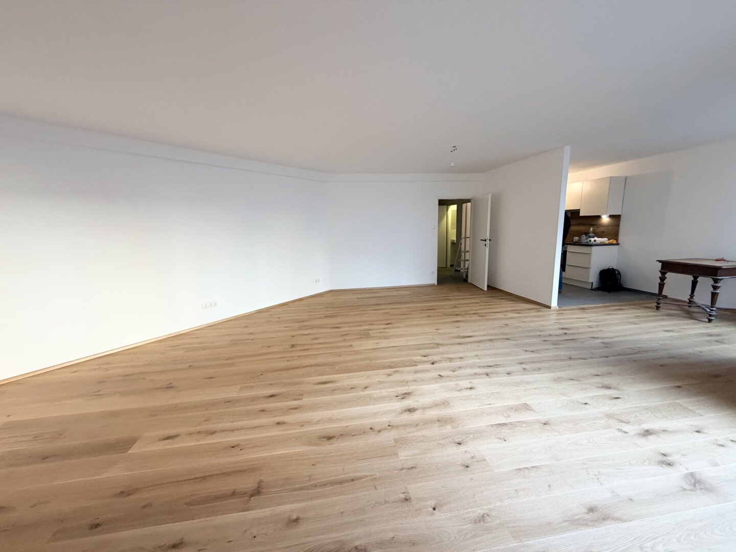 Erstbezug nach Sanierung! 105 m2 große ruhige 3-Zimmer Wohnung mit großzügigem Wohnzimmer zu vermieten!