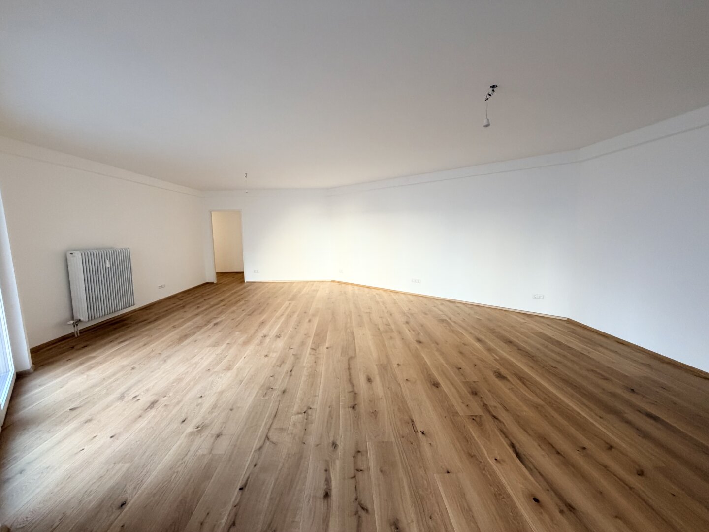 Erstbezug nach Sanierung! 105 m2 große ruhige 3-Zimmer Wohnung mit großzügigem Wohnzimmer zu vermieten!