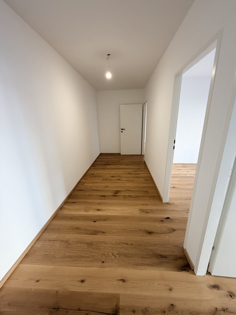 Erstbezug nach Sanierung! 105 m2 große ruhige 3-Zimmer Wohnung mit großzügigem Wohnzimmer zu vermieten!