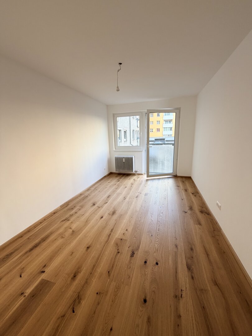 Erstbezug nach Sanierung! 105 m2 große ruhige 3-Zimmer Wohnung mit großzügigem Wohnzimmer zu vermieten!