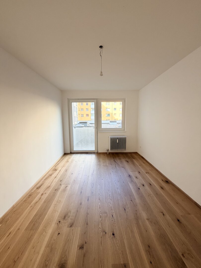 Erstbezug nach Sanierung! 105 m2 große ruhige 3-Zimmer Wohnung mit großzügigem Wohnzimmer zu vermieten!