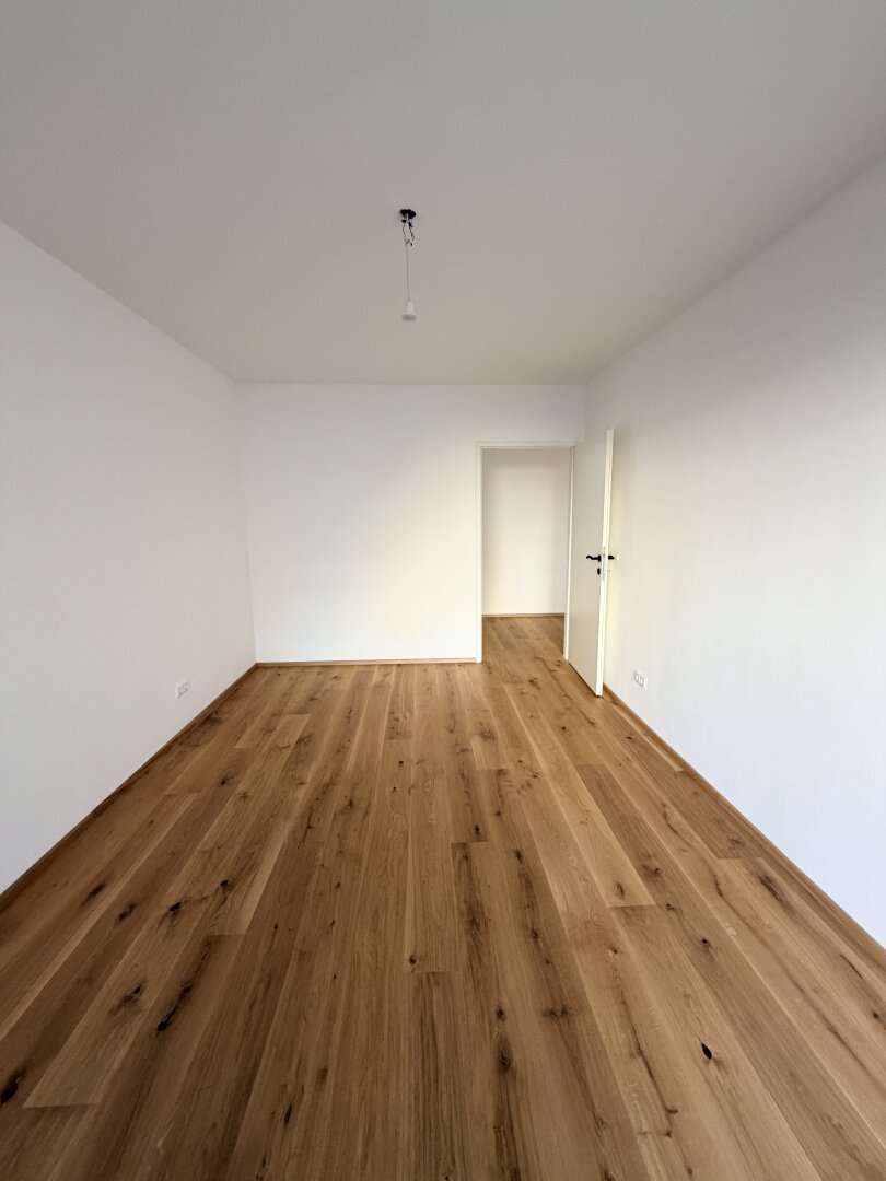 Erstbezug nach Sanierung! 105 m2 große ruhige 3-Zimmer Wohnung mit großzügigem Wohnzimmer zu vermieten!