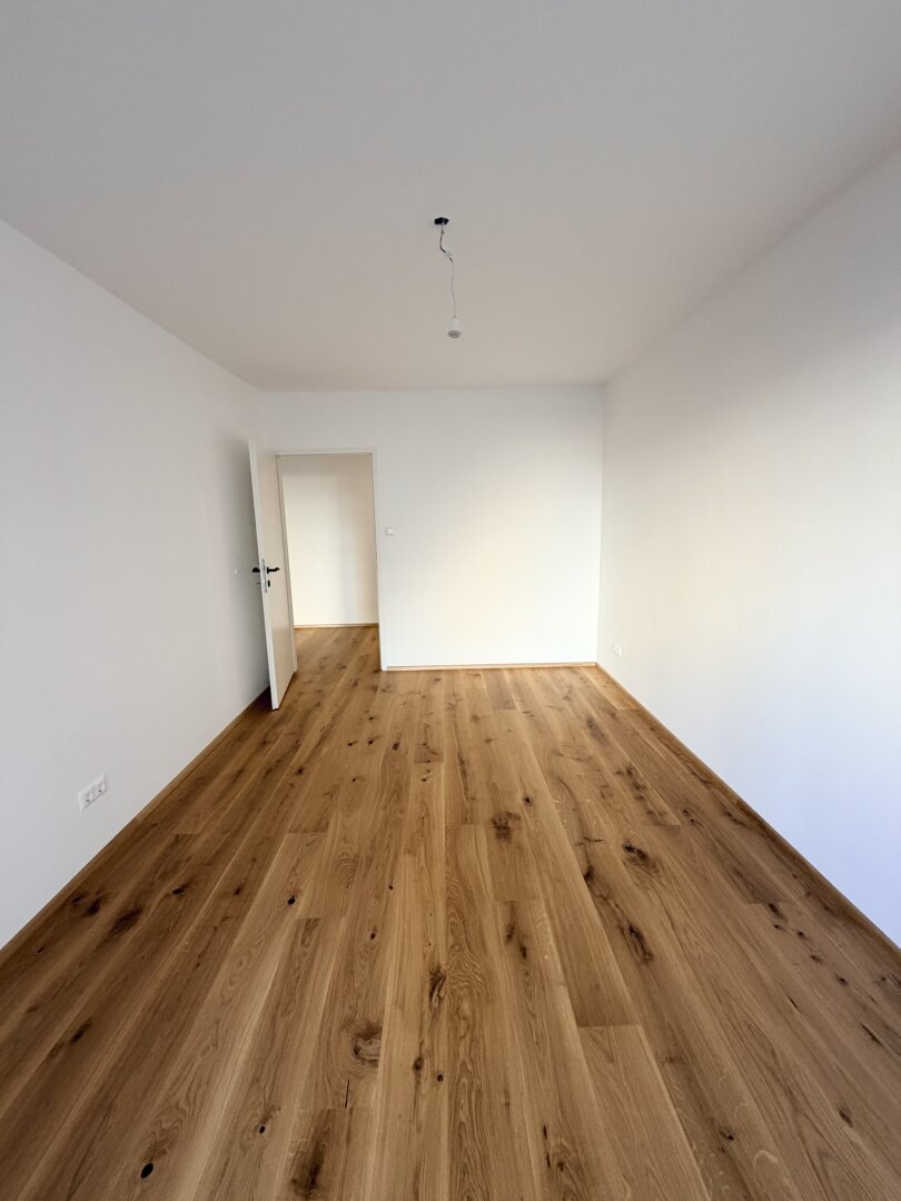 Erstbezug nach Sanierung! 105 m2 große ruhige 3-Zimmer Wohnung mit großzügigem Wohnzimmer zu vermieten!